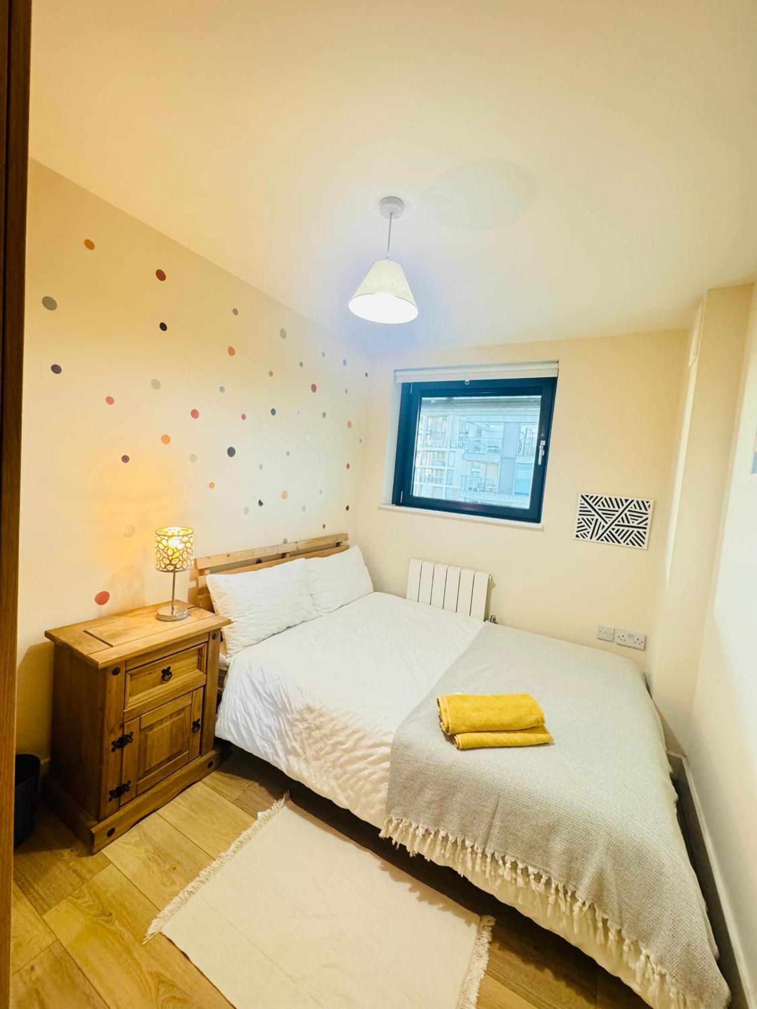 Modern 2Bed 2Bath Apartment Canary Wharf - Upto 5 Person Лондон Экстерьер фото
