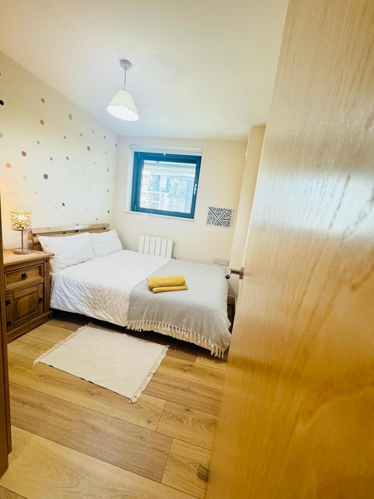 Modern 2Bed 2Bath Apartment Canary Wharf - Upto 5 Person Лондон Экстерьер фото